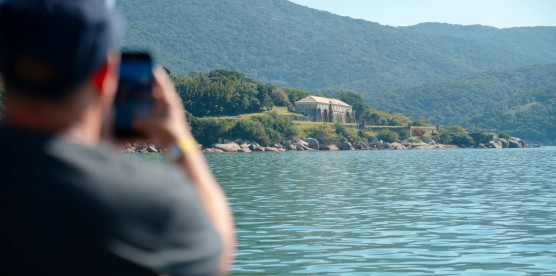 Passeio de escuna em Florianópolis: praias e paisagens vistas do mar com a Escunas Pirata